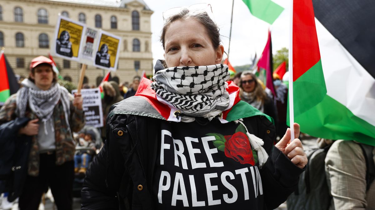 FOTO: Stovky lidí v Praze demonstrovaly za solidaritu s Palestinou